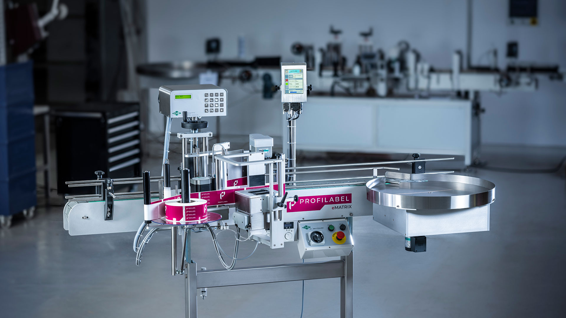 Etikettiermaschine in einer Produktionsumgebung