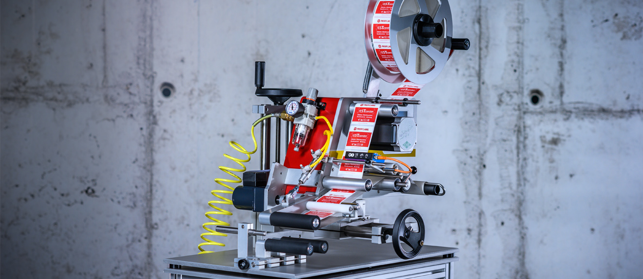 Etikettiermaschine mit roten Etiketten