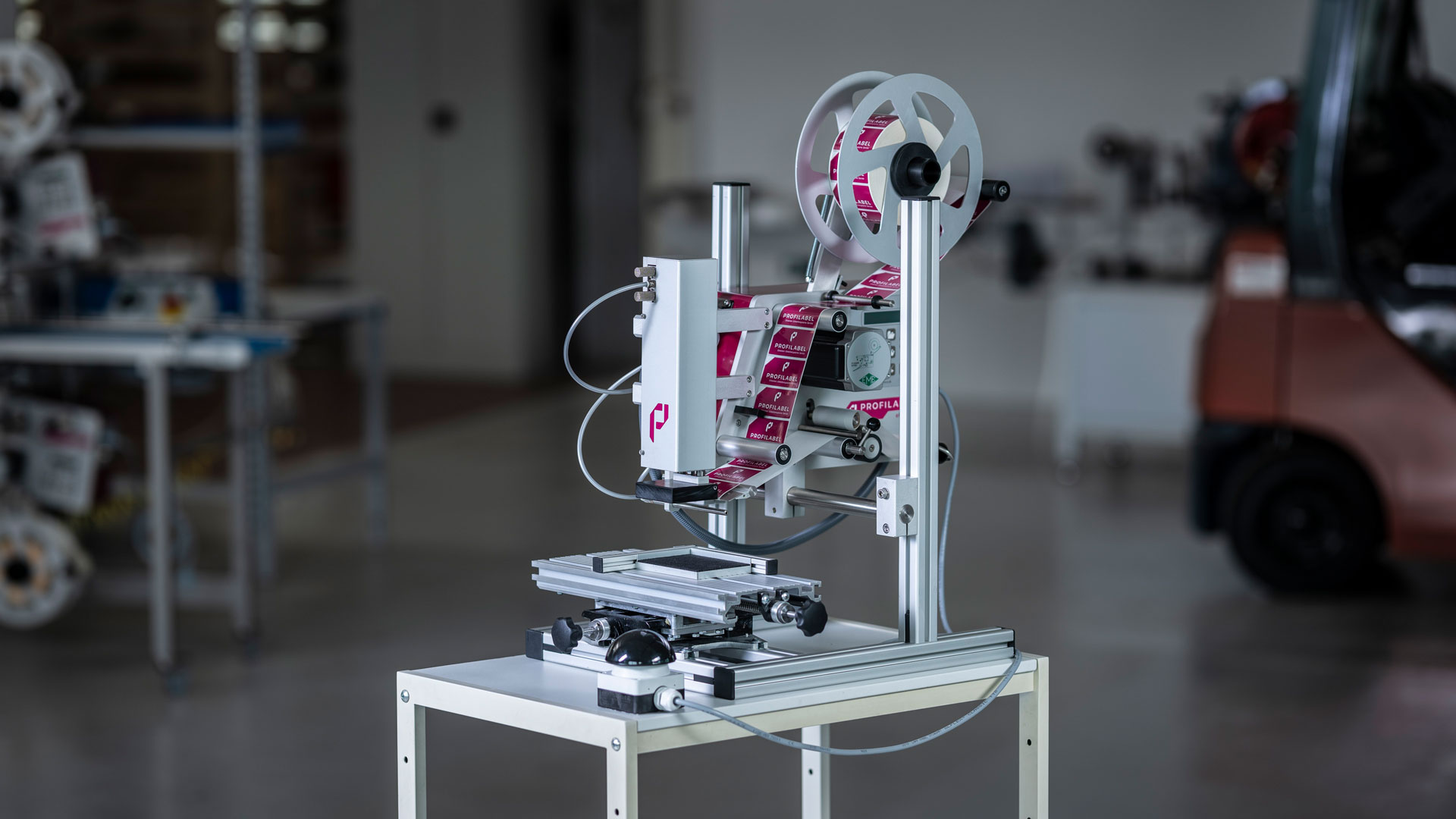 Etikettiermaschine auf Tisch